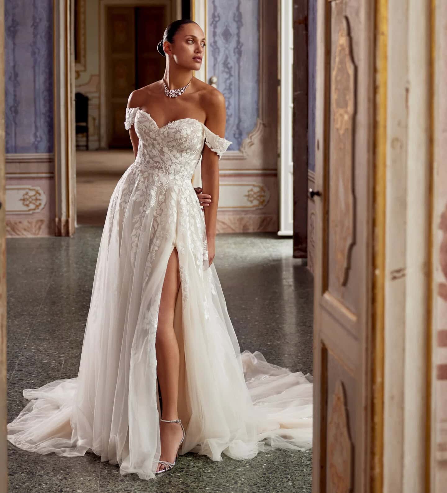 Carlee face Justin Alexander robe de mariée A-line trapèze tulle dentelle biustier coeur manchettes traîne jupe fendue boutique de robes de mariée Nogent sur Marne