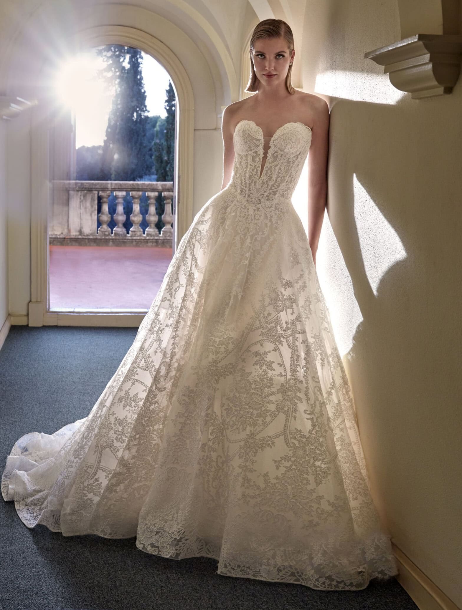 Catmint face Pronovias robe de mariée princesse dentelle bustier corset pointu traîne boutique de robes de mariée Paris