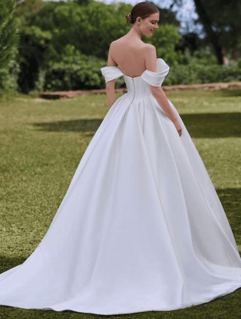 Coris dos Pronovias robe de mariée princesse satin mikado bistier pointe décolleté vague drapé manchettes drapées traîne magasin de robes de mariée Paris