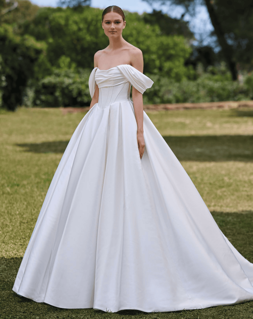 Coris face Pronovias robe de mariée princesse satin mikado bistier pointe décolleté vague drapé manchettes drapées traîne magasin de robes de mariée Paris