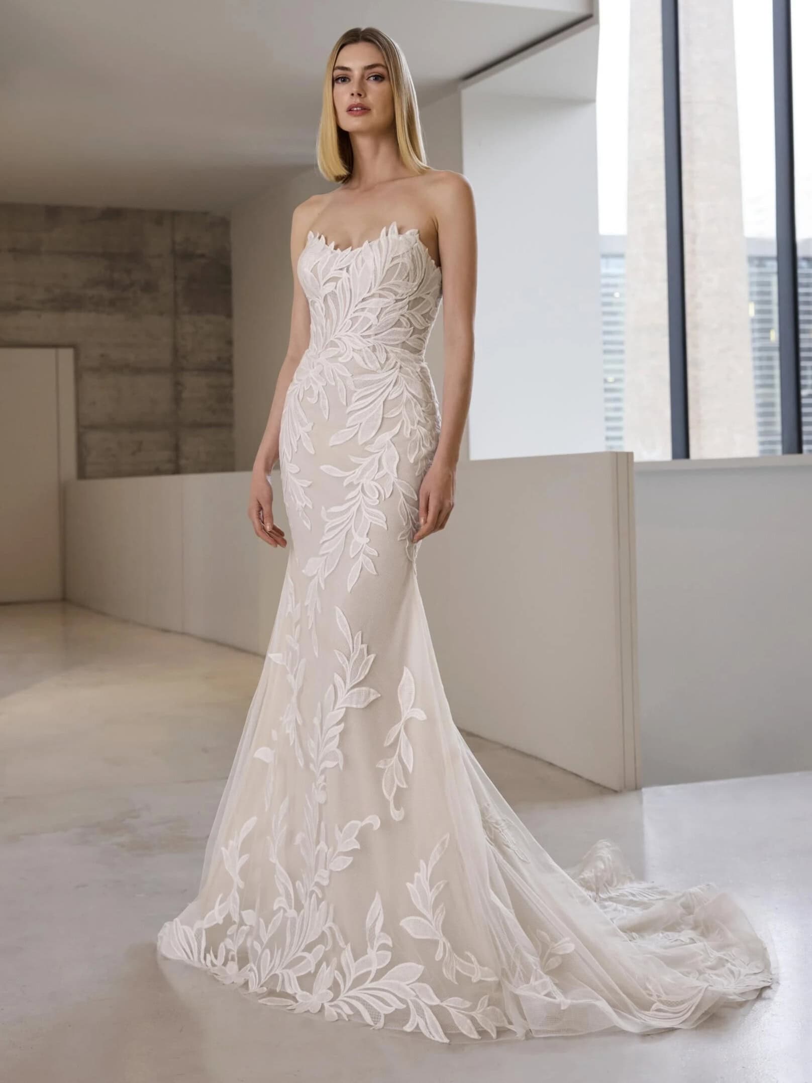 Debie face Pronovias roba de mariée sirène guipure tulle bustier vague traîne boutique de robes de mariée Paris
