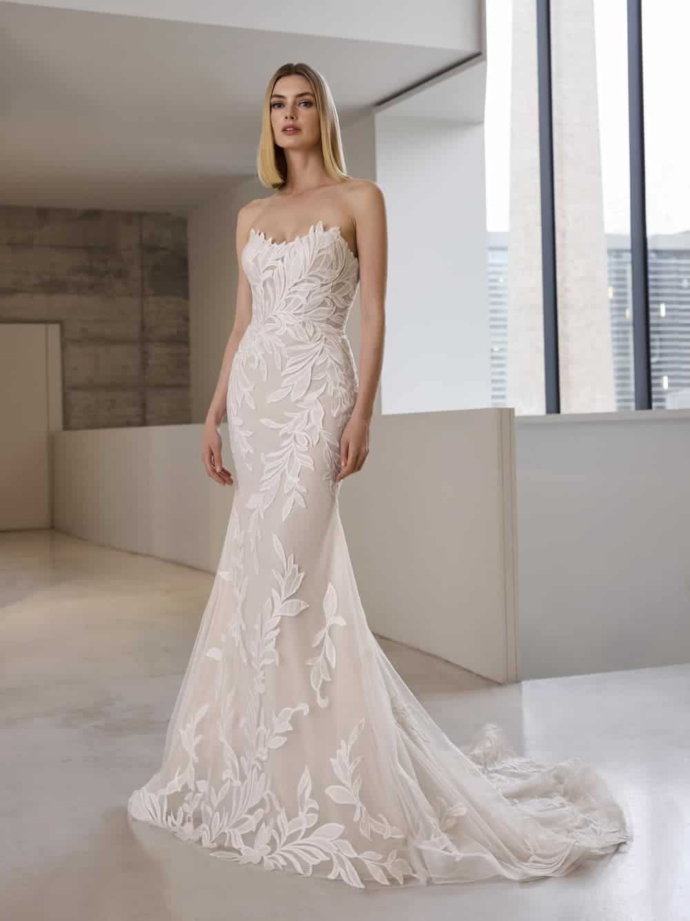 Debie face Pronovias robe de mariée sirène dentelle bustier vague traîne boutique de robes de mariée Paris