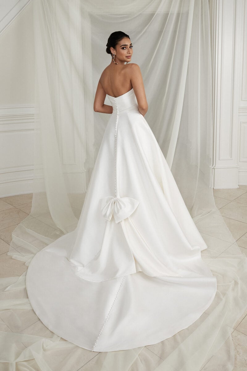 Estelle dos 4 Justin Alexander robe de mariée princesse mikado bustier droit drapé traîne boutons magasin de robes de mariée Paris