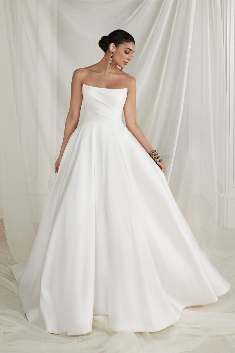 Estelle face Justin Alexander robe de mariée princesse bustier drapé jupe mikado traîne magasin de robes de mariée Paris