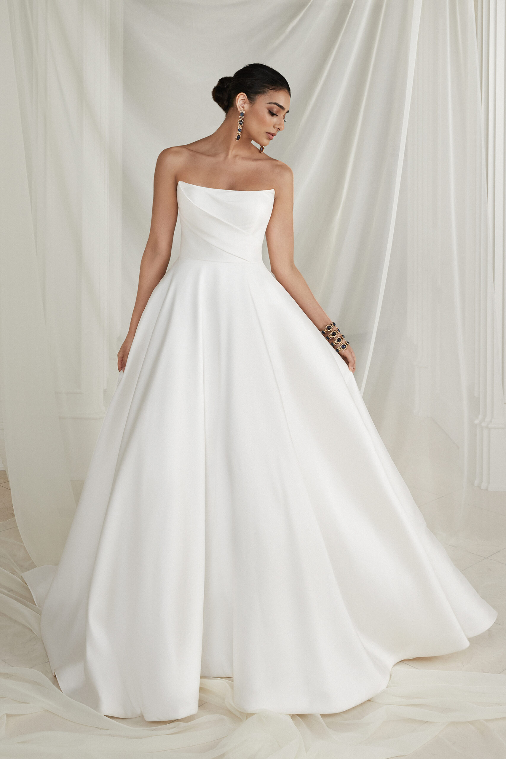 Estelle face Justin Alexander robe de mariée princesse mikado bustier droit drapé jupe plis traîne boutons magasin de robes de mariée Paris