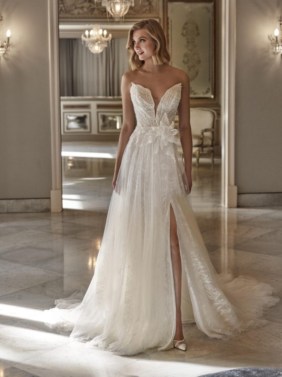FENELIA-Pronovias-face-robe-de-mariee-A-line-trapeze-tulle-dentelle-bustier-coeur-bustier-pointu-jupe-fendue-boutique-de-robes-de-mariee-Paris-Annecy