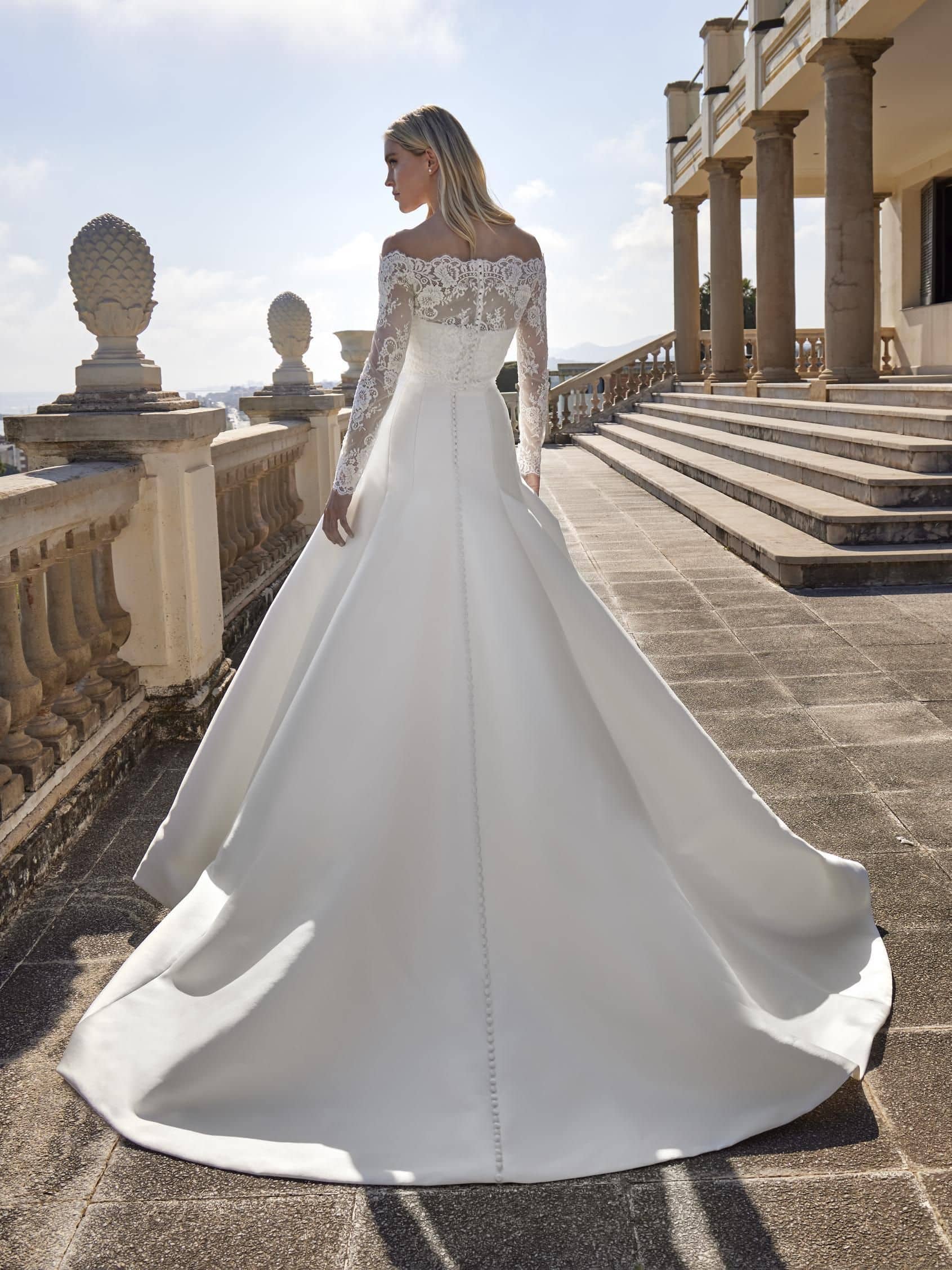 Glena dos Pronovias robe de mariée princesse mikado satin bustier droit bolero décolleté droit manches longues dentelle traîne boutique de robes de mariée Paris