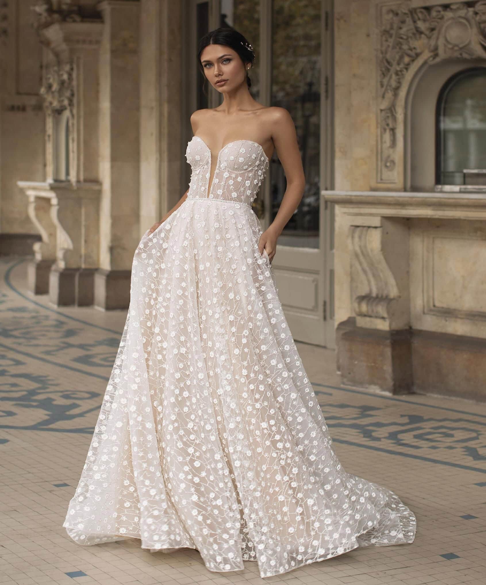 Hopkins face Pronovias robe de mariée bustier corset dentelle florale traîne boutique de robes de mariée Paris