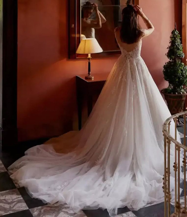 Idina-dos-Justin-Alexander-robe-de-mariee-princesse-tulle-dentelle-decollete-coeur-manchettes-dentelle-traine-boutique-de-robes-de-mariee-Nogent-sur-Marne