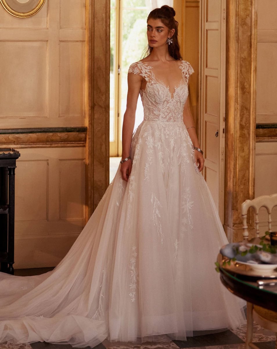 Balade romantique dans une salle somptueuse avec robe de mariée en dentelle.