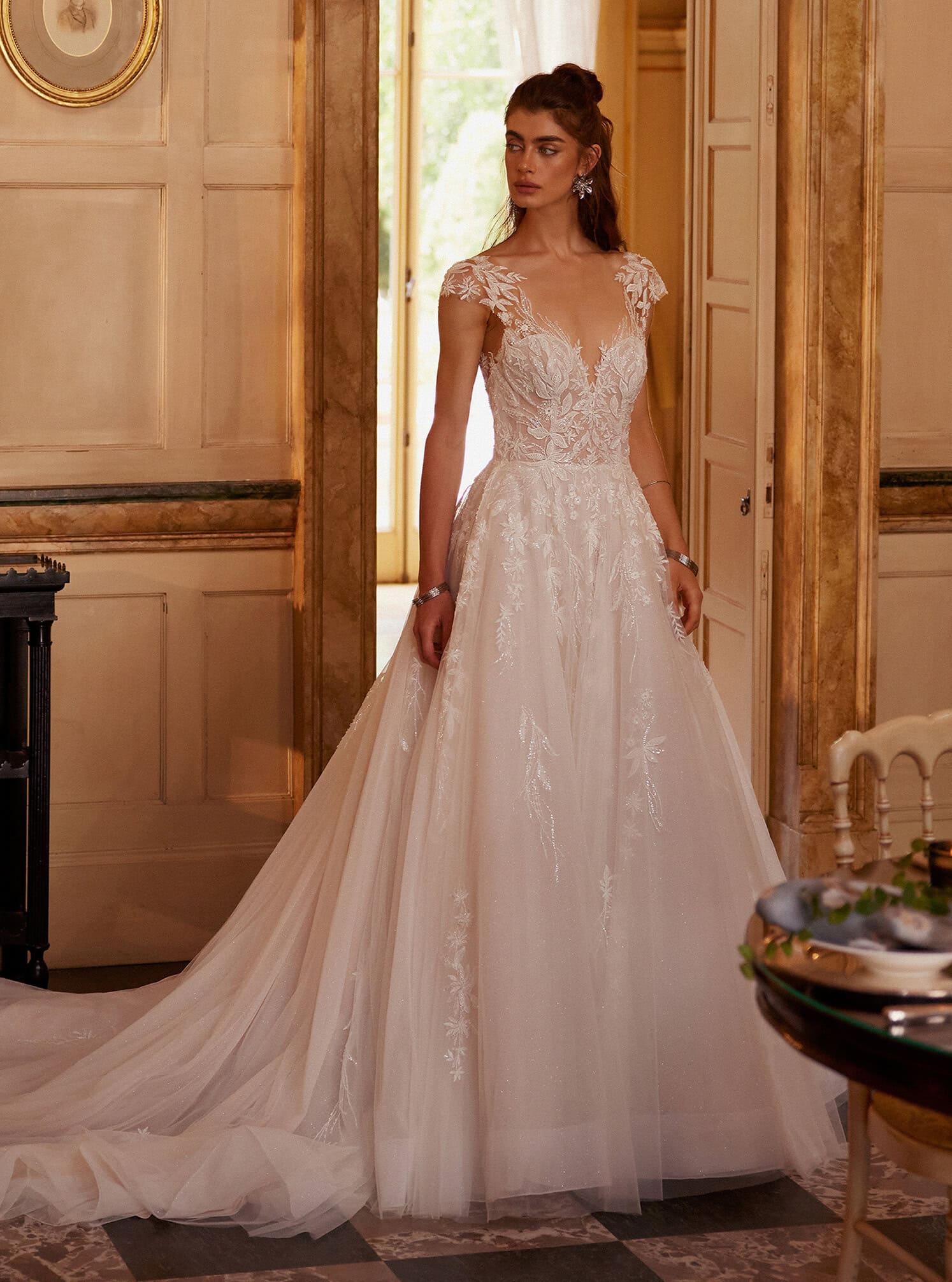 Idina face Justin Alexander robe de mariée princesse tulle dentelle décolleté coeur manchettes dentelle traîne boutique de robes de mariée Nogent sur Marne