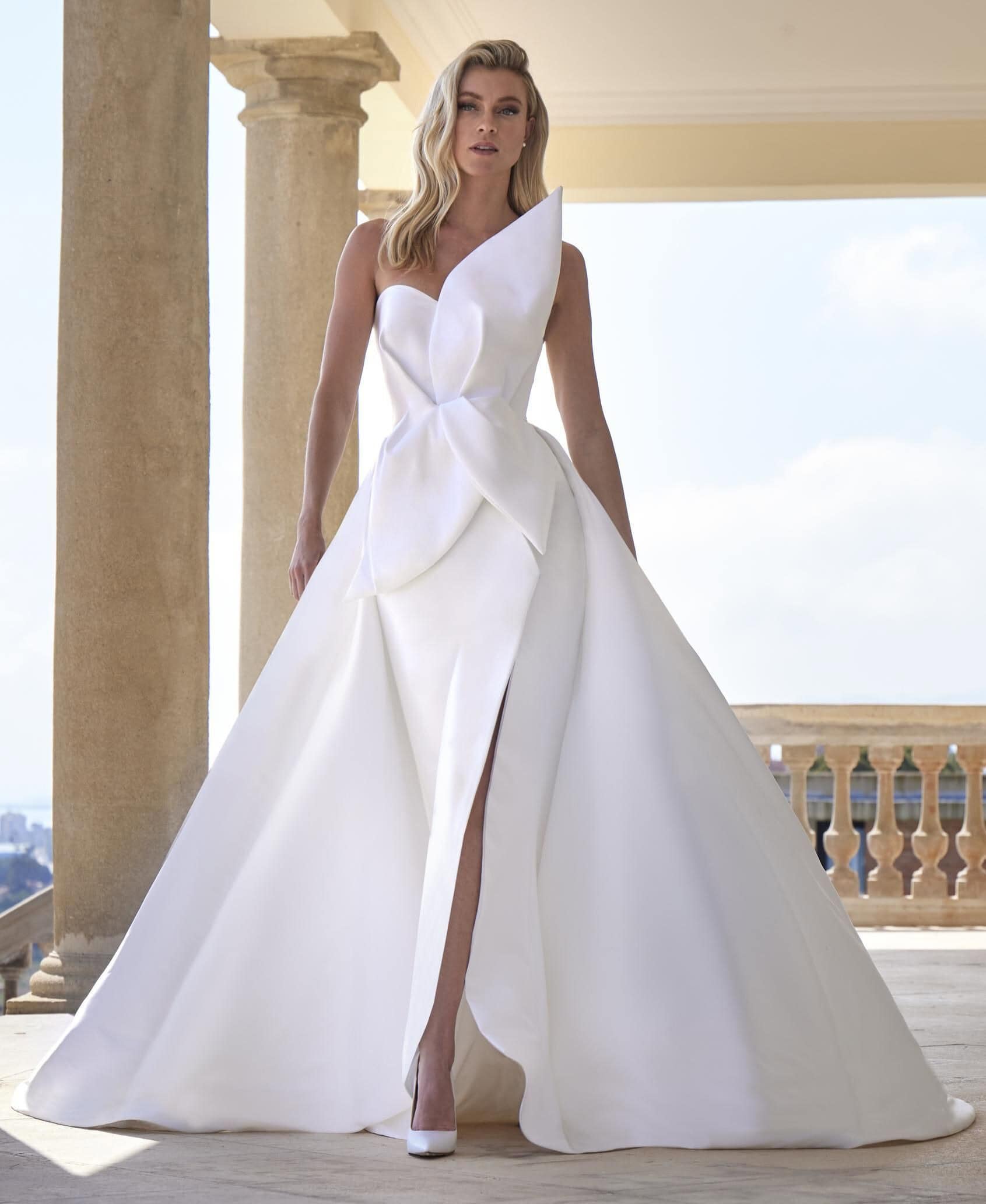 Kaling face Pronovias robe de mariée princesse amovible mikado bustier noeud traîne boutique de robes de mariée Paris