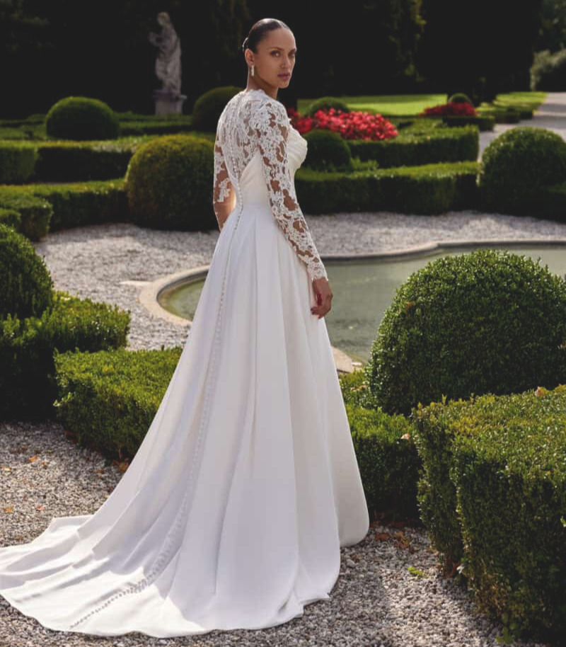 Katelyn-dos-Justin-Alexander-robe-de-mariee-satin-A-line-trapeze-fluide-bustier-coeur-drape-jupe-fendue-bolero-dentelle-traine-magasin-de-robes-de-mariee-Annecy