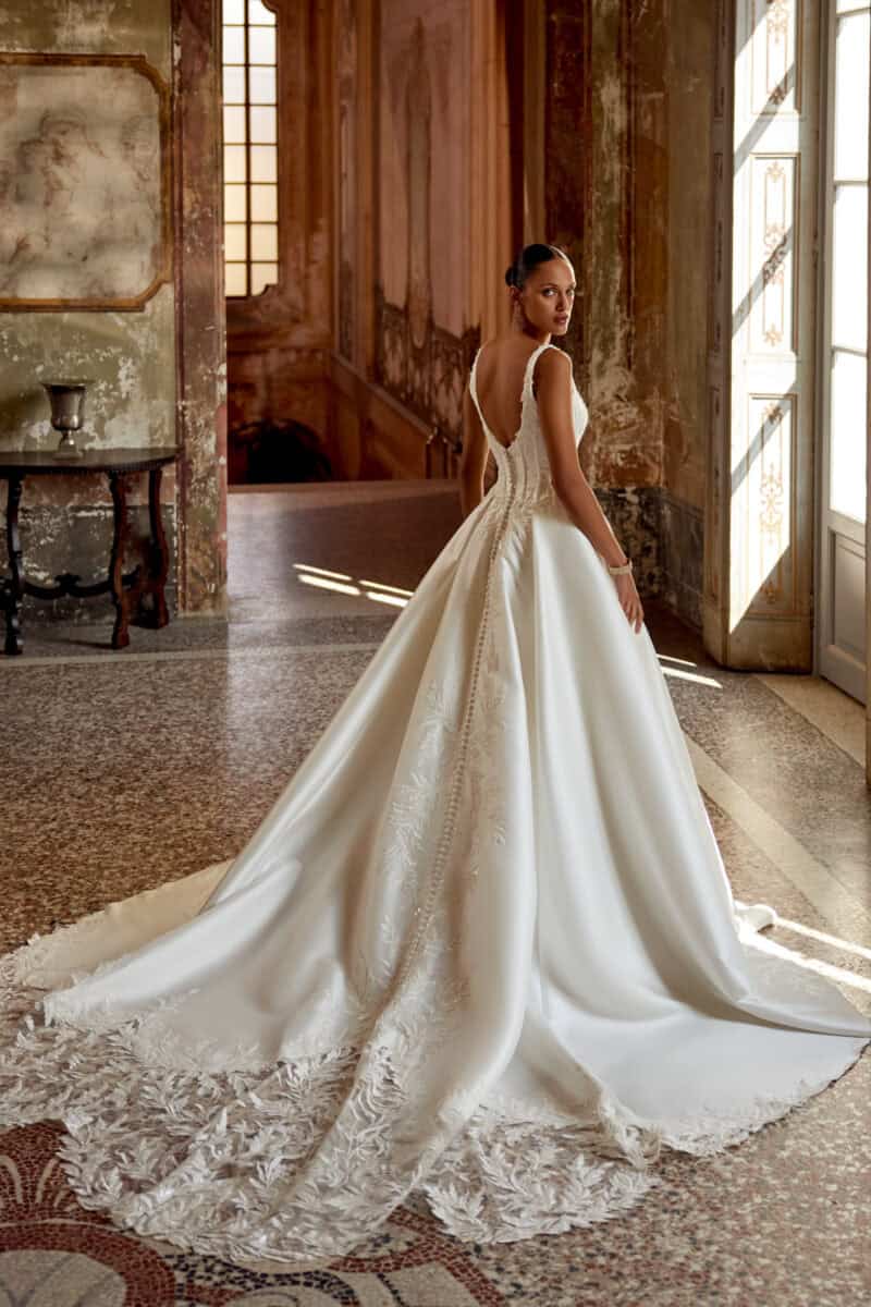 Keegan dos Justin robe de mariée princesse décolleté carré bretelles dentelle jupe plis magasin de robes de mariée Paris Annecy