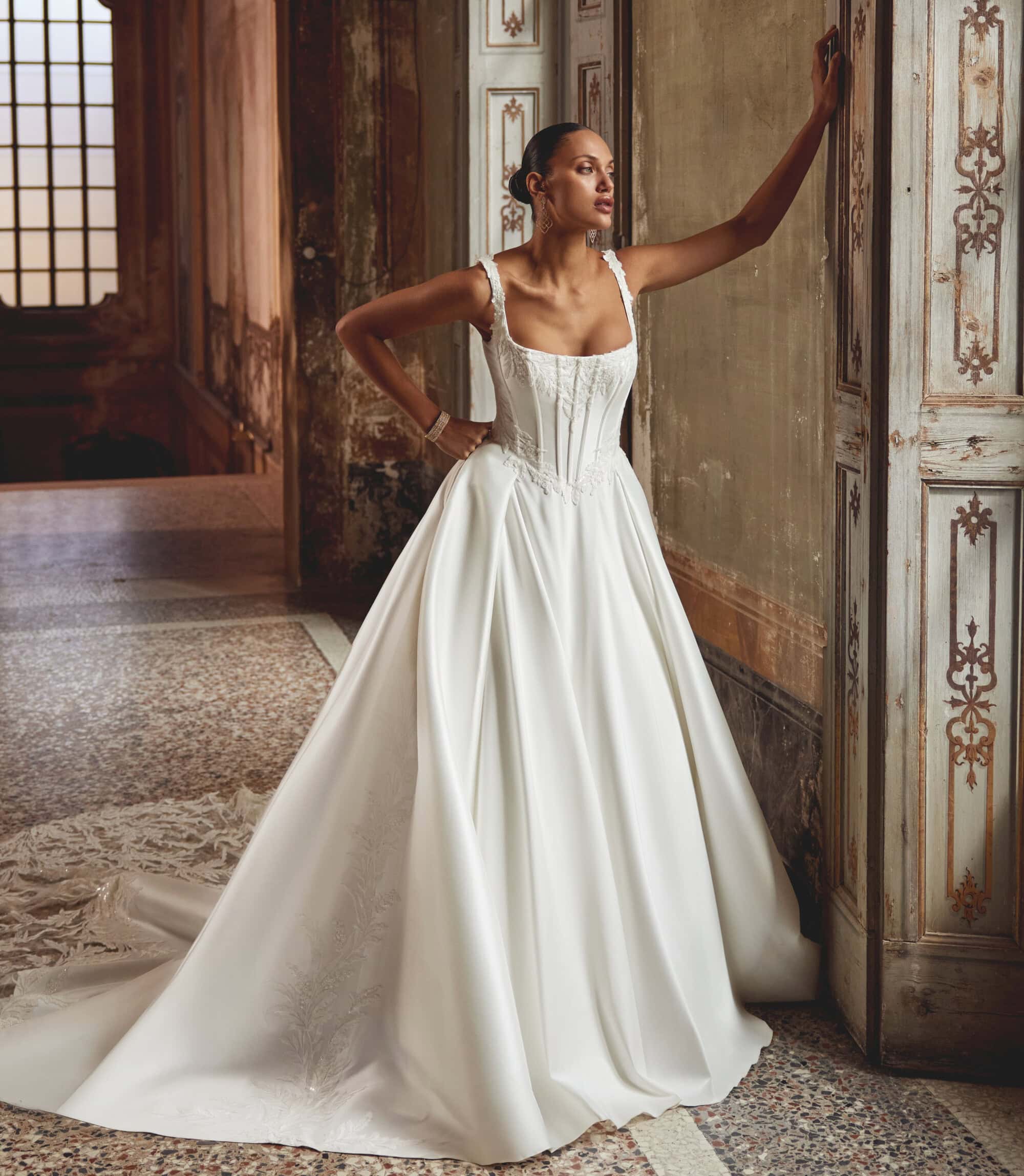 Keegan face 2 Justin robe de mariée princesse décolleté carré bretelles dentelle jupe plis magasin de robes de mariée Paris