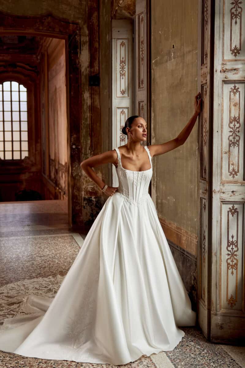 Keegan face Justin robe de mariée princesse décolleté carré bretelles dentelle jupe plis magasin de robes de mariée Paris Annecy