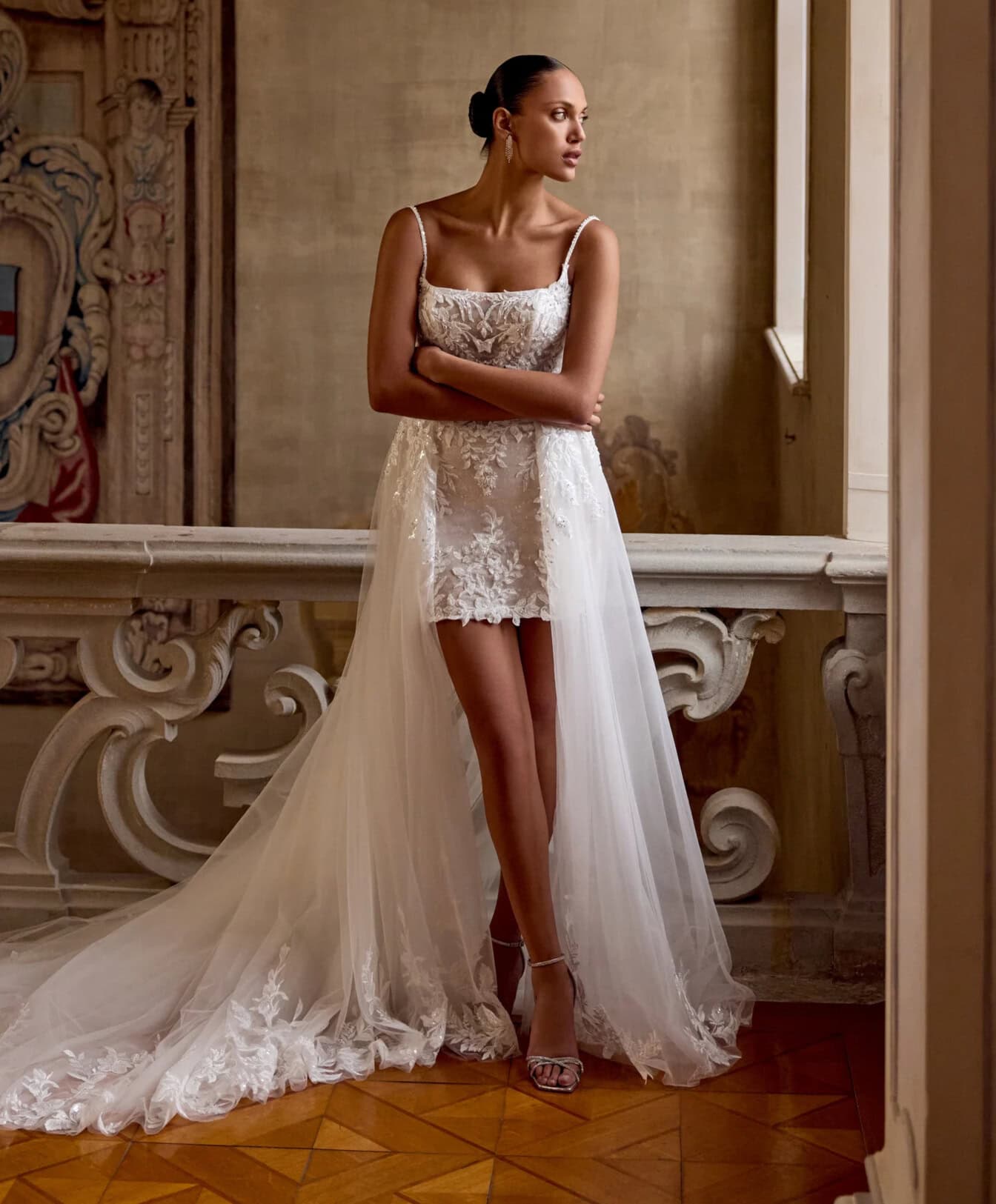 Kéke face Justin Alexander robe de mariée courte dentelle, décolleté droit bretelles fines sur jupe tulle boutique de robes de mariée Nogent sur Marne