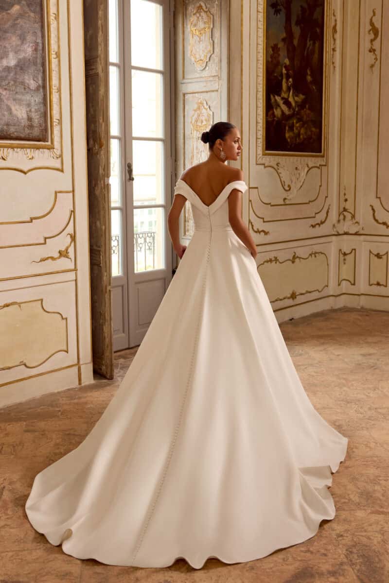 Kelly dos Justin Alexander robe de mariée princesse mikado encolure ronde manchettes traîne bustier drapé magasin de robe de mariée Annecy
