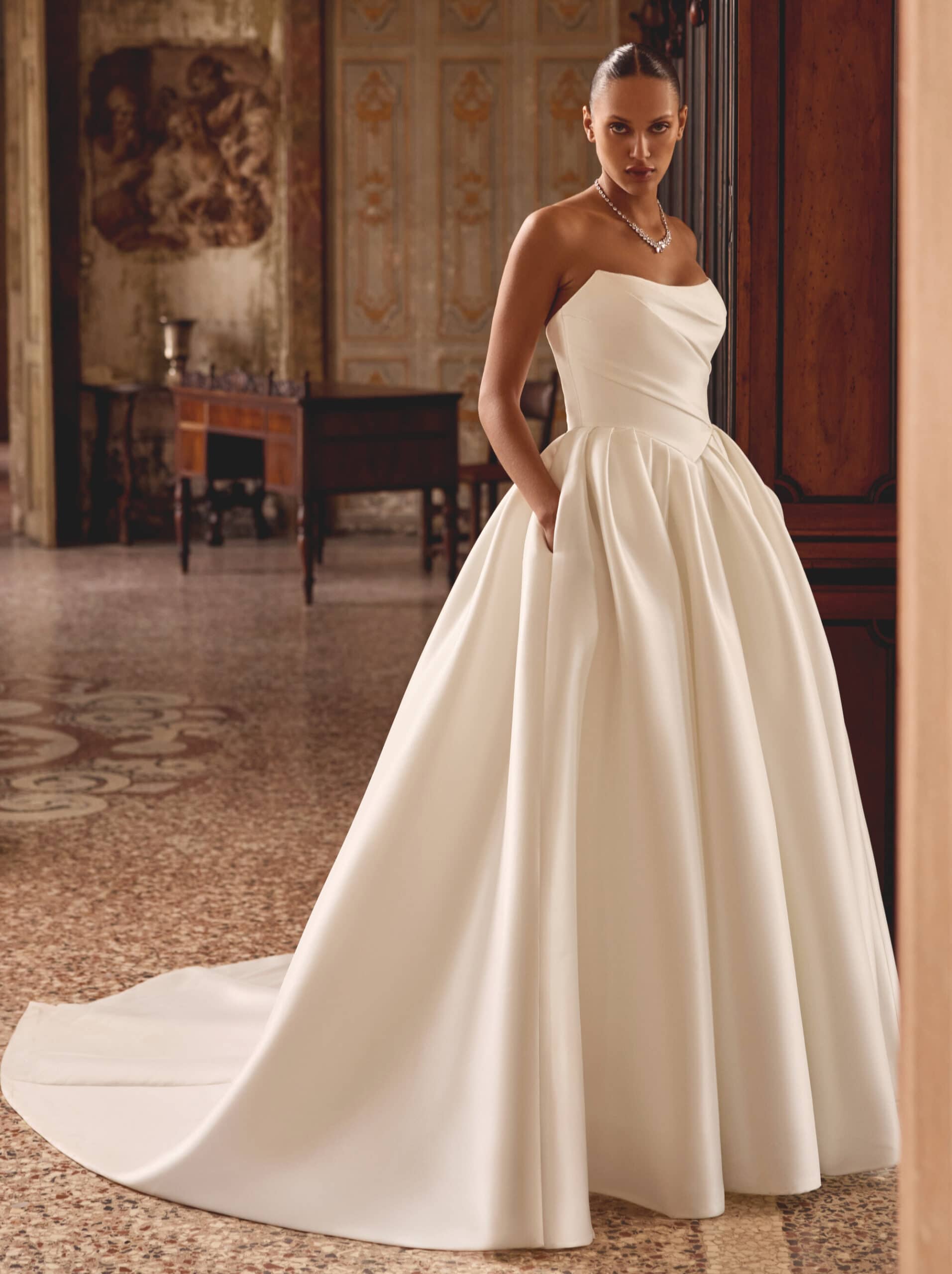 Kelsey face Justin Alexander robe de mariée princesse mikado bustier pointe décolleté droit jupe plis boutique de robes de mariée Paris