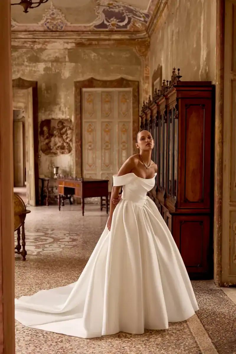 Kelsey face Justin Alexander robe de mariée princesse mikado bustier pointe décolleté droit jupe plis boutique de robes de mariée Paris