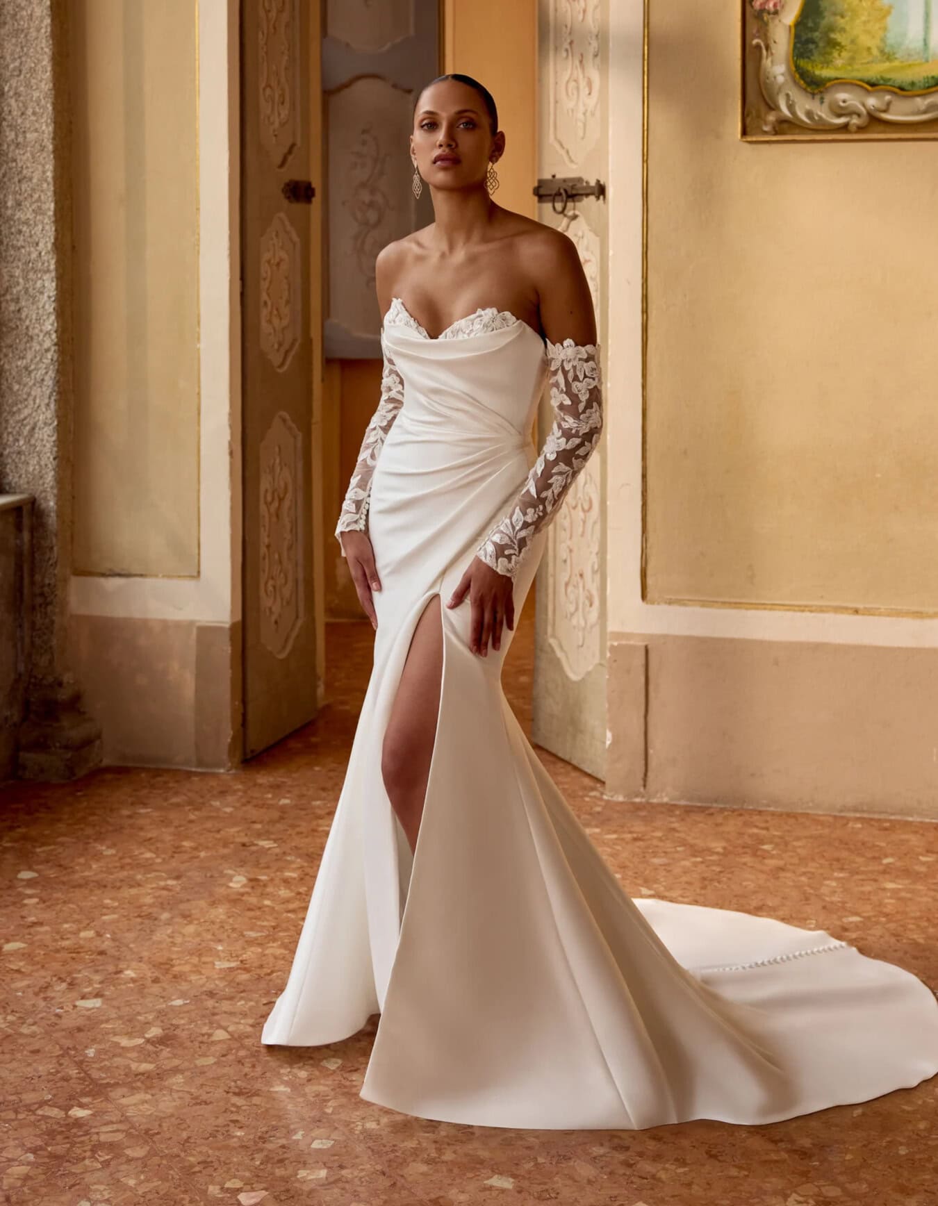 Kendall face Justin Alexander robe de mariée sirène satin drapé bustier coeur festonné dentelle jupe fendue traîne manches dentelle boutique de robes de mariée Nogent sur Marne