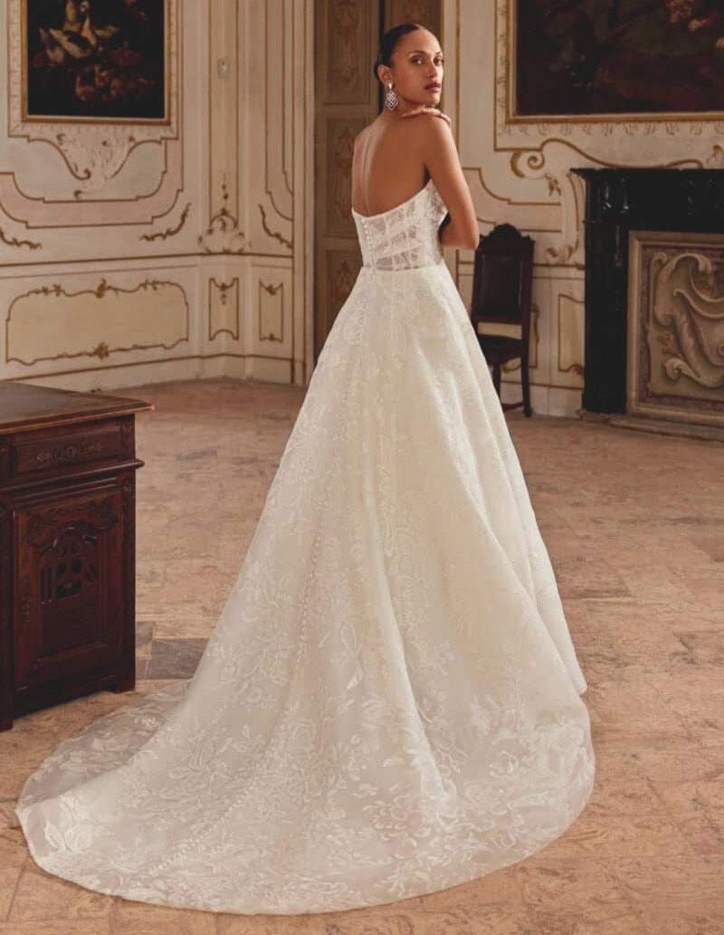 Vêtement de mariée en dentelle avec traîne longue, parfait pour Kerryann, mettant en valeur la silhouette dans un décor classique et sophistiqué.
