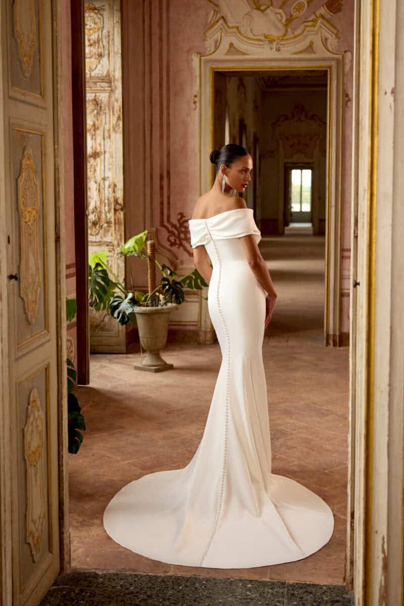 Kori dos Justin Alexander robe de mariée droite A-line trapèze mousseline épuré drapé bretelles décolleté V magasin de robes de mariée Paris