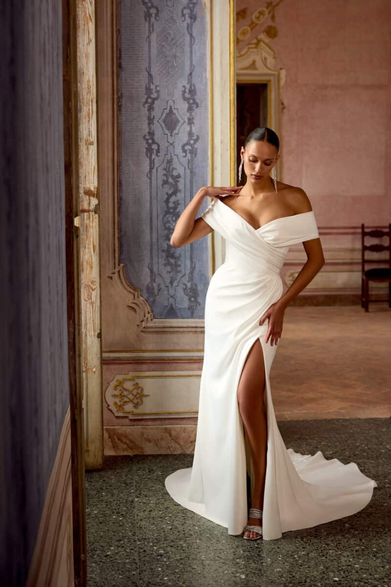 Kori face Justin Alexander robe de mariée droite A-line trapèze mousseline crêpe, épuré décolleté V bretelles traîne boutique de robes de mariée Paris