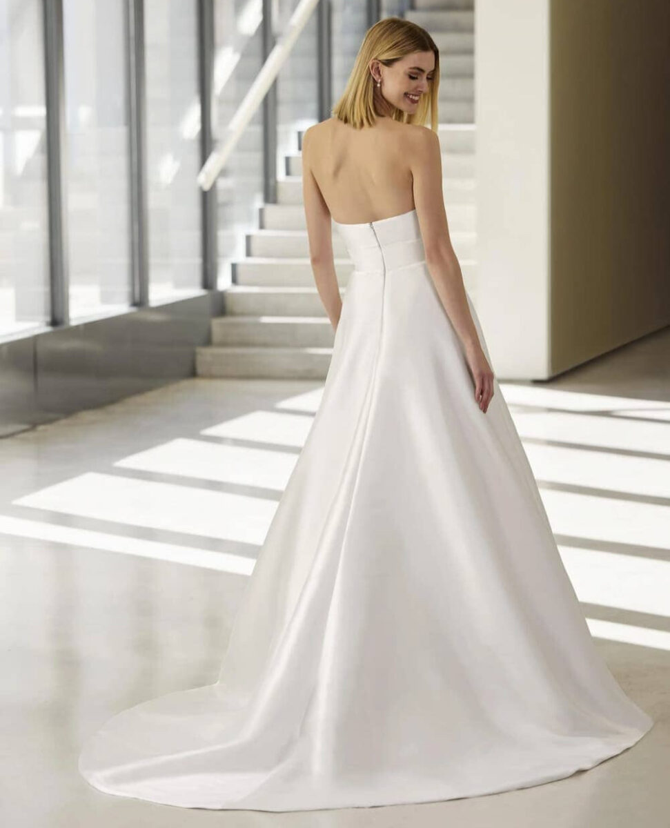 leaves-dos-Pronovias-robe-de-mariee-princesse-mikado-satin-bustier-coeur-jupe-plis-traine-boutique-de-robes-de-mariee-Paris