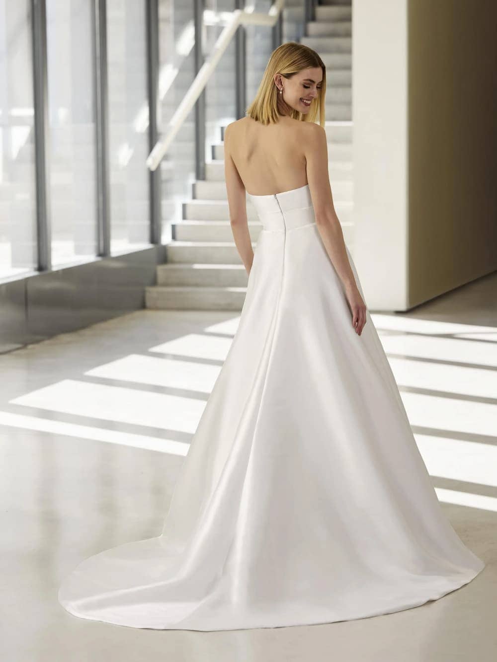 LEAVES dos Pronovias robe de mariée princesse mikado satin bustier coeur jupe plis traîne boutique de robes de mariée Paris