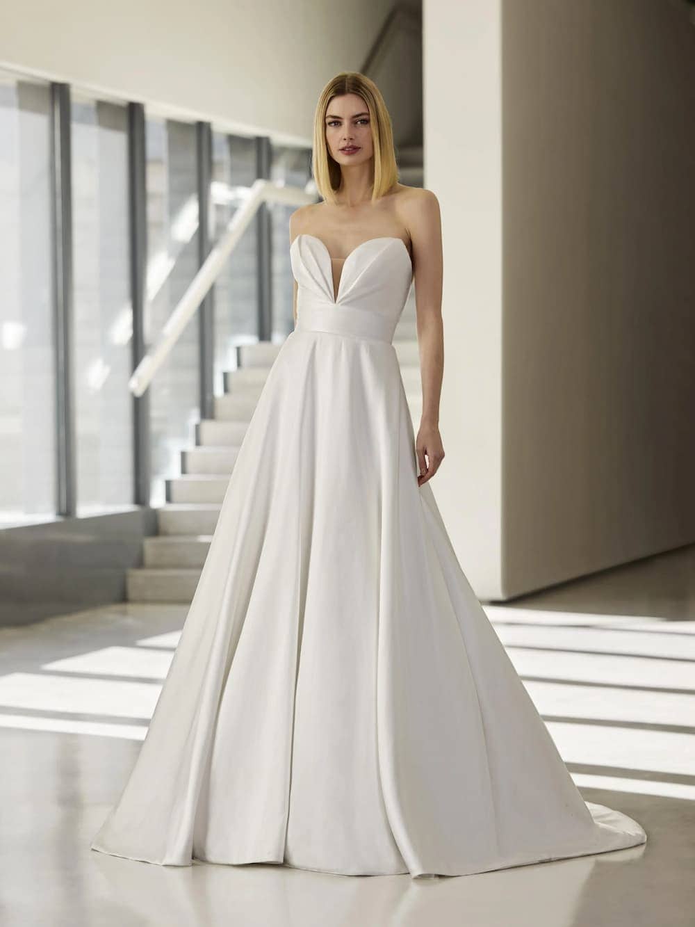 LEAVES face Pronovias robe de mariée princesse mikado satin bustier coeur jupe plis traîne boutique de robes de mariée Paris