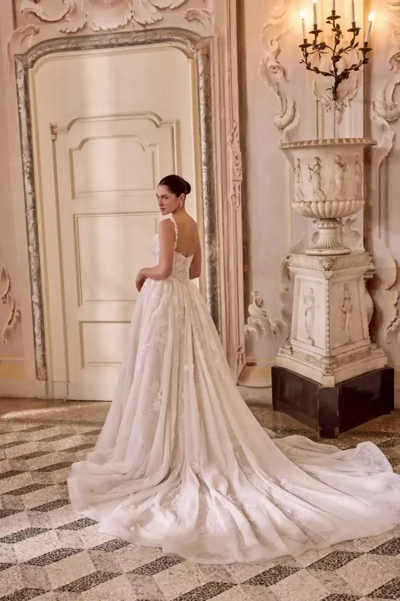 Laura dos Justin Alexander robe de mariée princesse dentelle bustier droit bretelles dentelle magasin de robes de mariée Paris