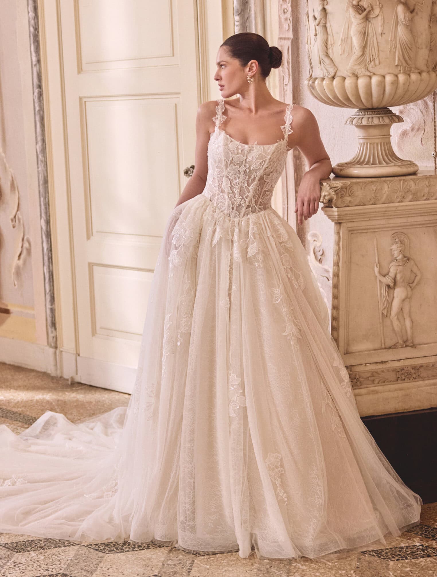 Laura face Justin Alexander robe de mariée princesse dentelle bustier droit bretelles dentelle magasin de robes de mariée Paris