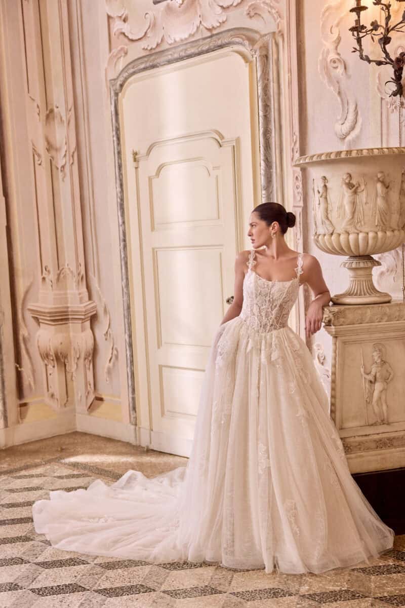 Laura face Justin Alexander robe de mariée princesse dentelle bustier droit bretelles dentelle magasin de robes de mariée Paris