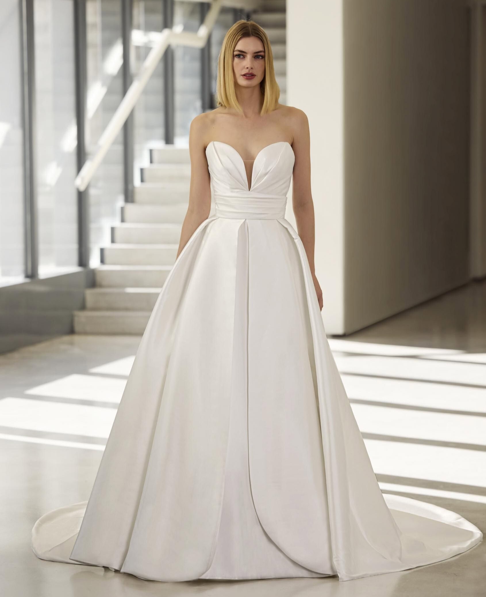 Leaves face Pronovias robe de mariée princesse satin mikado bustier coeur drapé traîne boutique de robes de mariée Paris