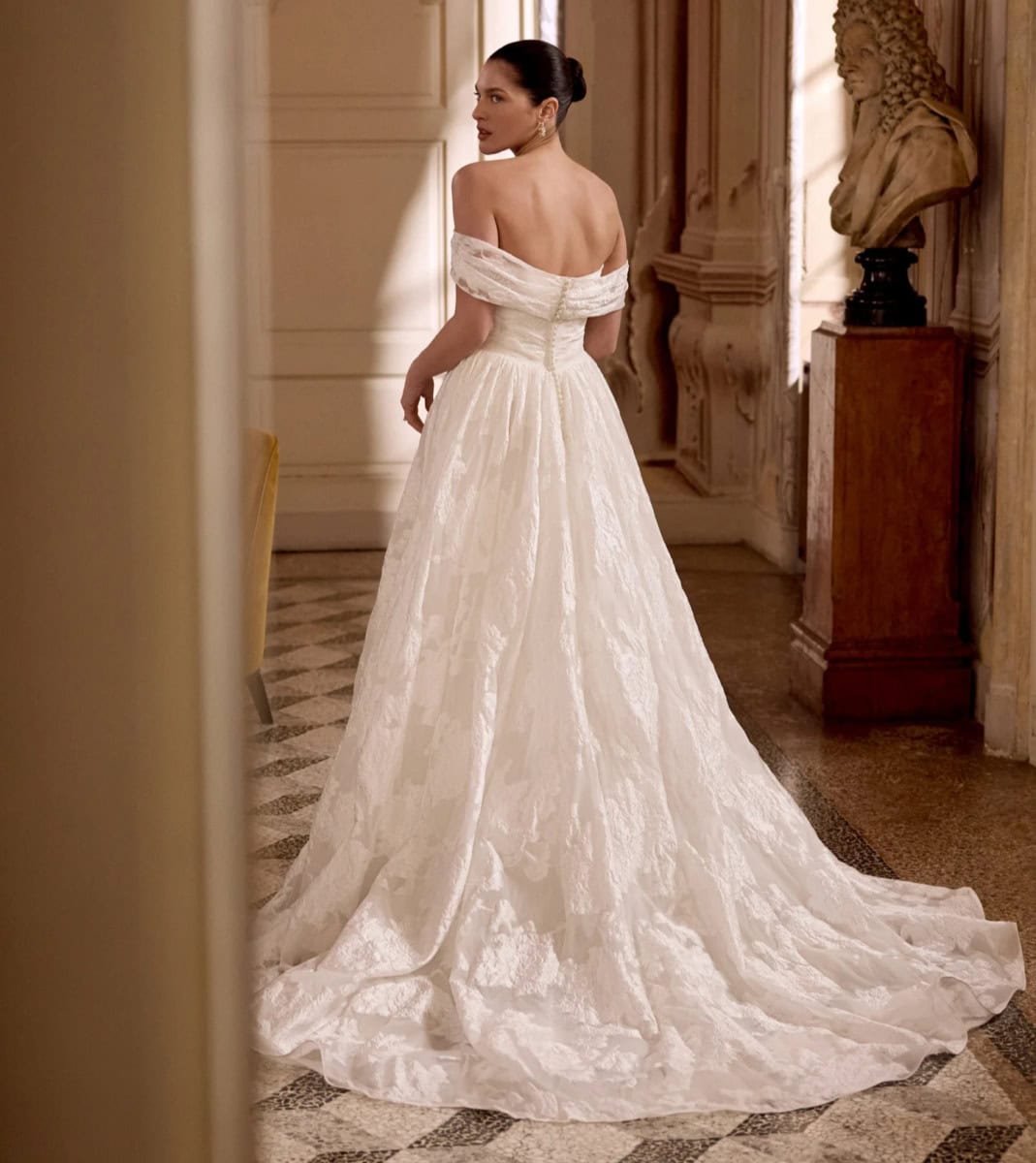 Lily dos Justin Alexander robe de mariée princesse en brocard bustier coeur drapé manchettes jupe princesse traîne magasin de robes de mariée Nogent sur Marne