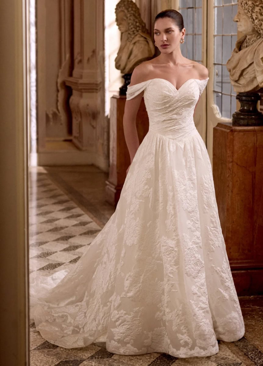 Lily face Justin Alexander robe de mariée princesse en brocard bustier coeur drapé manchettes jupe princesse traîne magasin de robes de mariée Nogent sur Marne