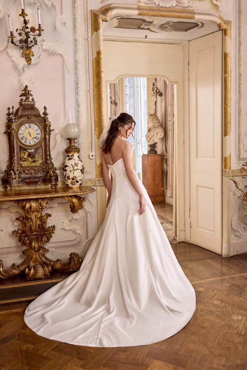 Lizzie dos Justin Alexander robe de mariée trapèze mikado perlé bustier boutons traîne boutique de robes de mariée Paris