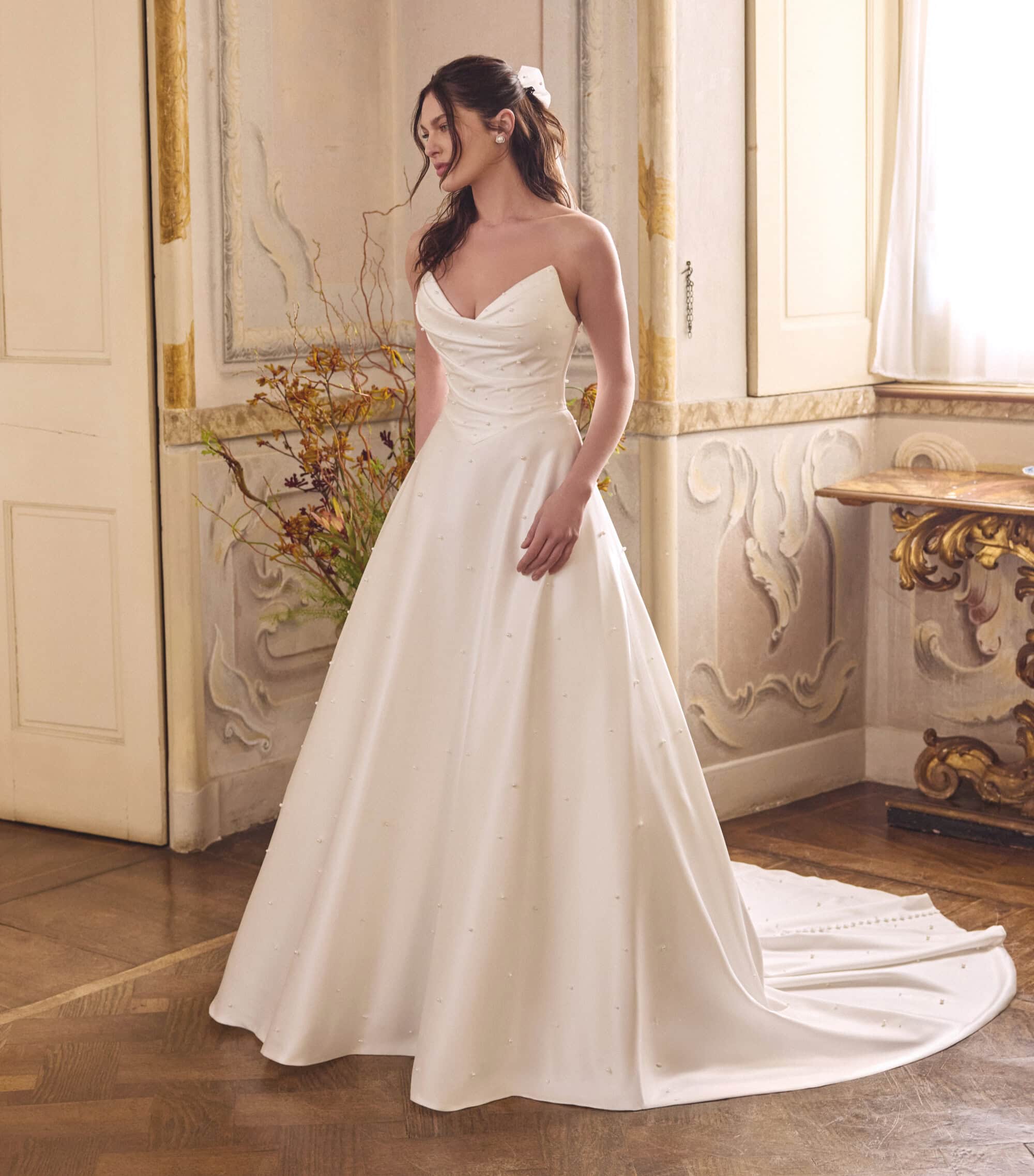 Lizzie face Justin Alexander robe de mariée A-line trapèze mikado bustier V drapé perles dos boutons traîne boutique de robes de mariée Paris