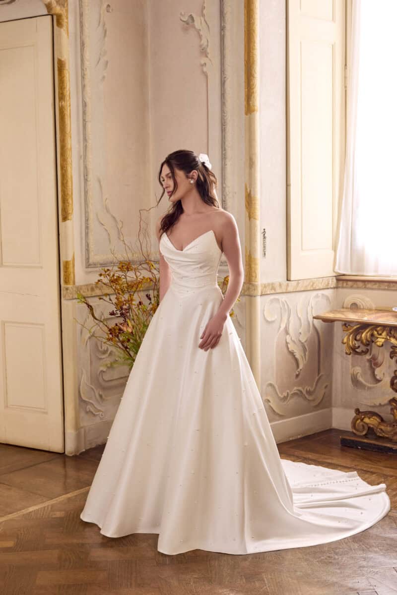 Lizzie face Justin Alexander robe de mariée A-line trapèze mikado bustier V drapé perles dos boutons traîne boutique de robes de mariée Paris
