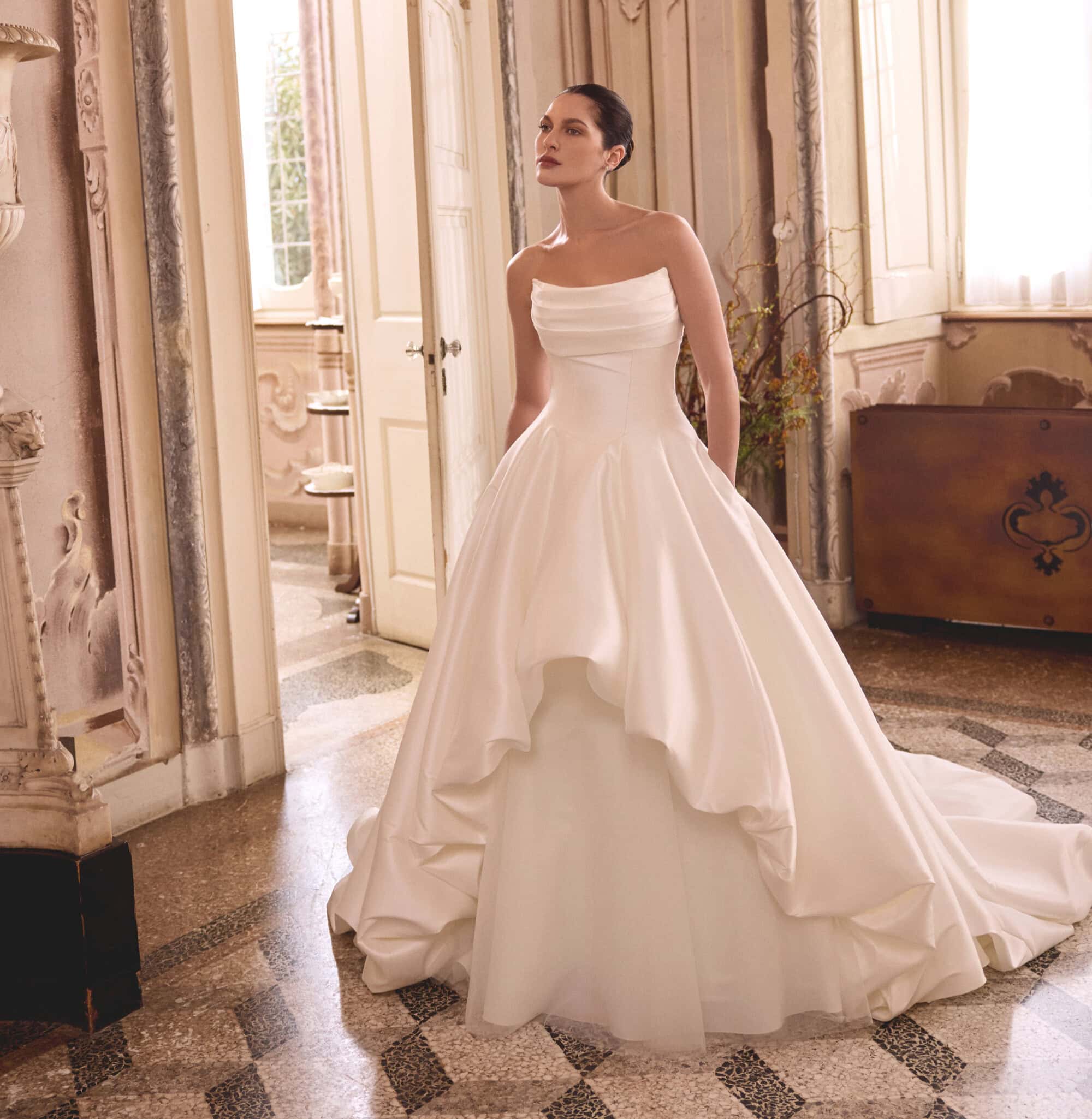 Lottie face Justin Alexander robe de mariée princesse taffetas bustier droit drapé jupe asymétrique courte devant longue derriere sous jupe en tulle plat traîne boutique de robes de mariée Paris