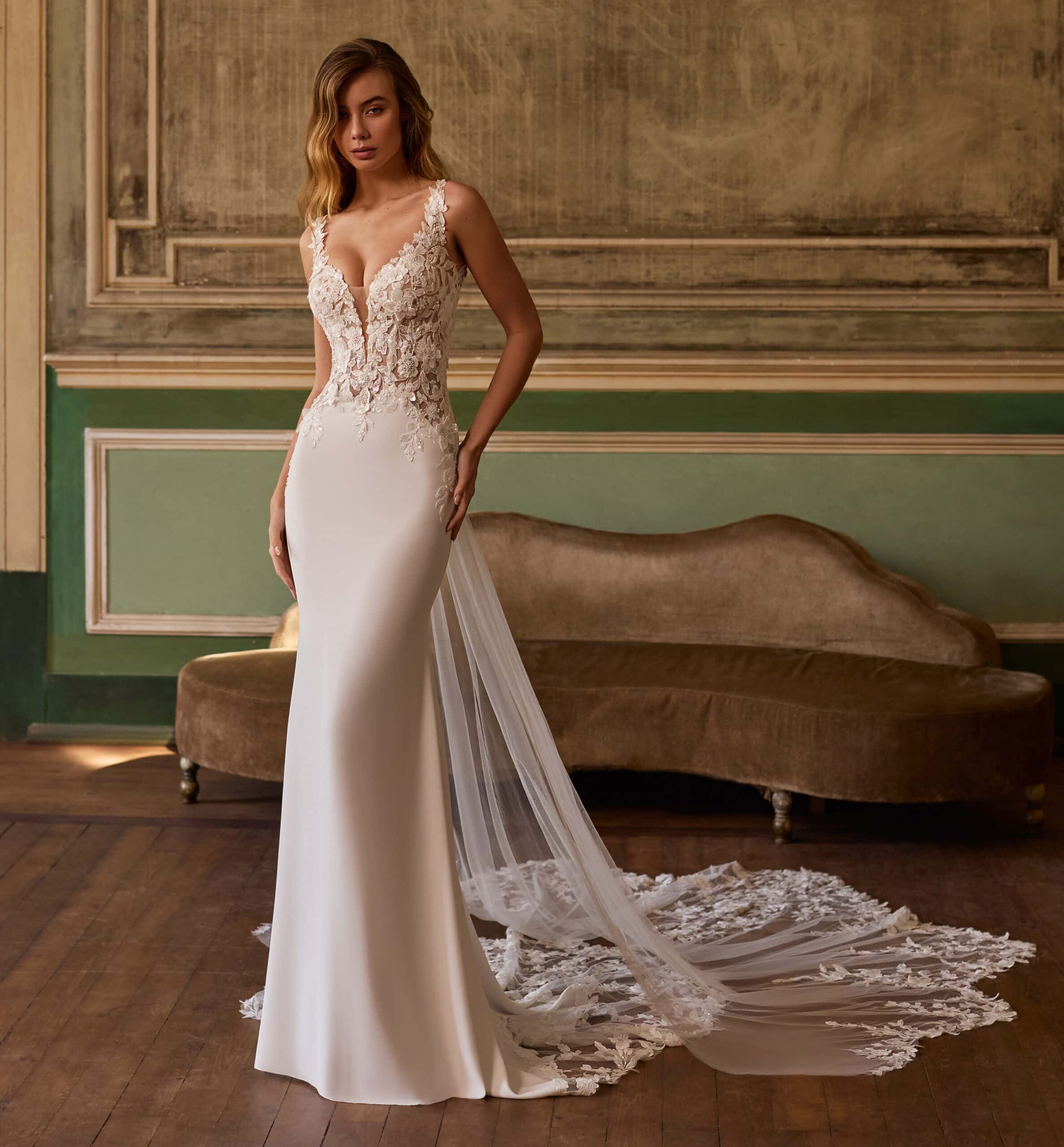 Ludmila face Alberto Palatchi robe de mariée sirene crepe dentelle bretelles décolleté V boutique de robes de mariée annecy