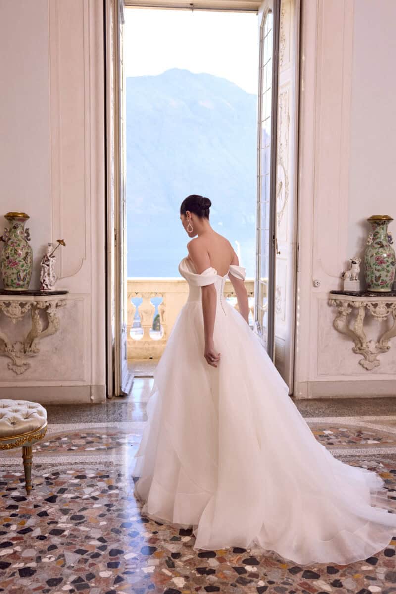 Lyla dos Justin Alexander robe de mariée princesse bustier vague pointu manchettes jupe organza tulle volants traîne magasin de robes de mariée paris annecy