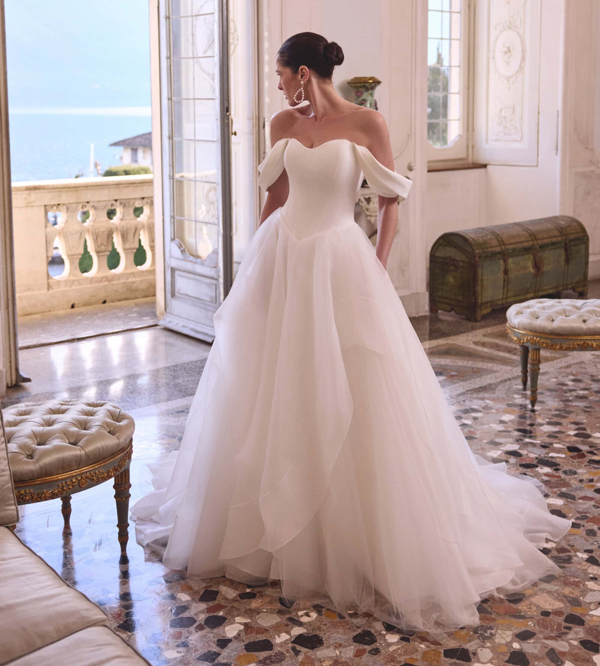 Lyla face Justin Alexander robe de mariée princesse bustier lo,g pointe décolleté coeur jupe tulle volant organza manchettes traîne boutique de robes de mariée Paris