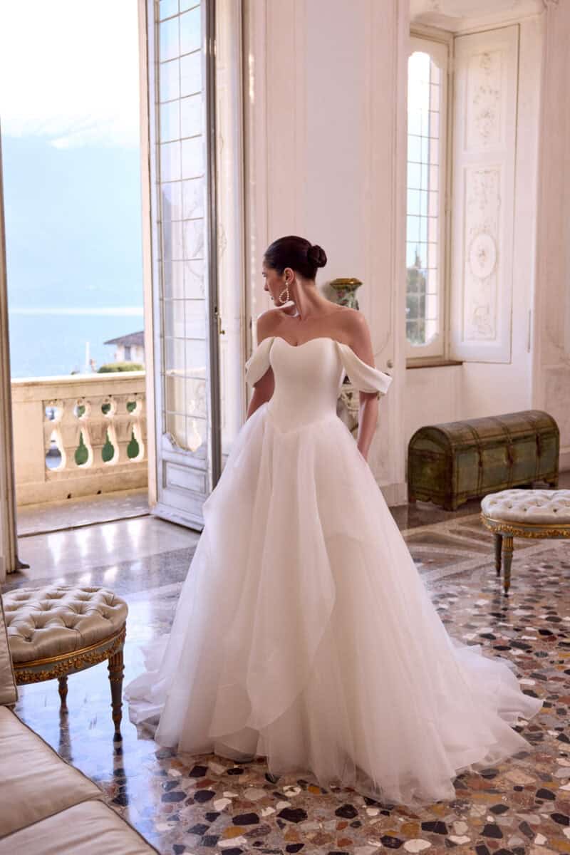 Lyla face Justin Alexander robe de mariée princesse bustier vague pointu manchettes jupe organza tulle volants traîne magasin de robes de mariée paris annecy