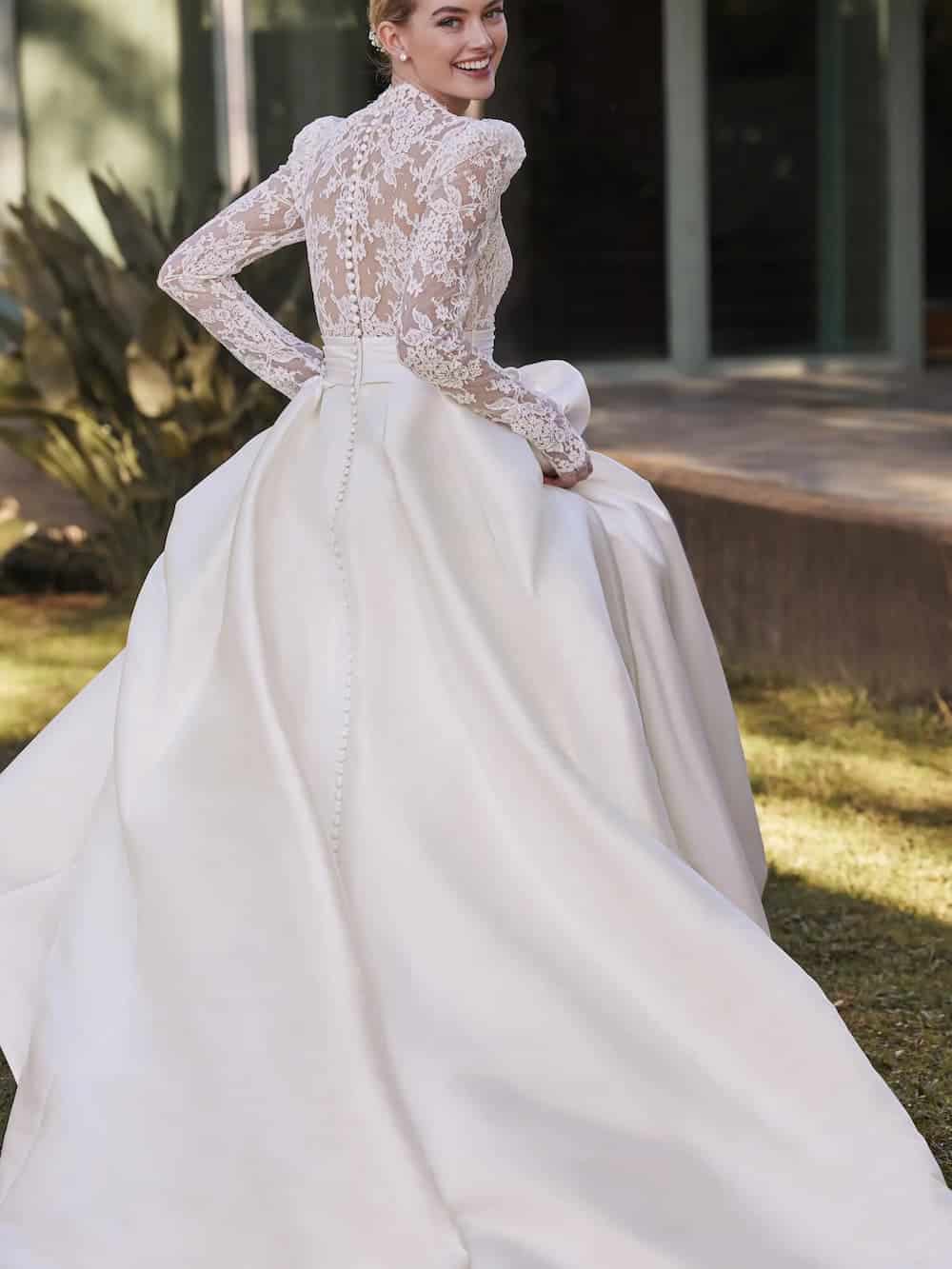 MASSY dos Pronovias robe de mariée princesse satin mikado jupe à plis top dentelle décolleté V manches longues dentelle traîne boutique de robes de mariée Paris