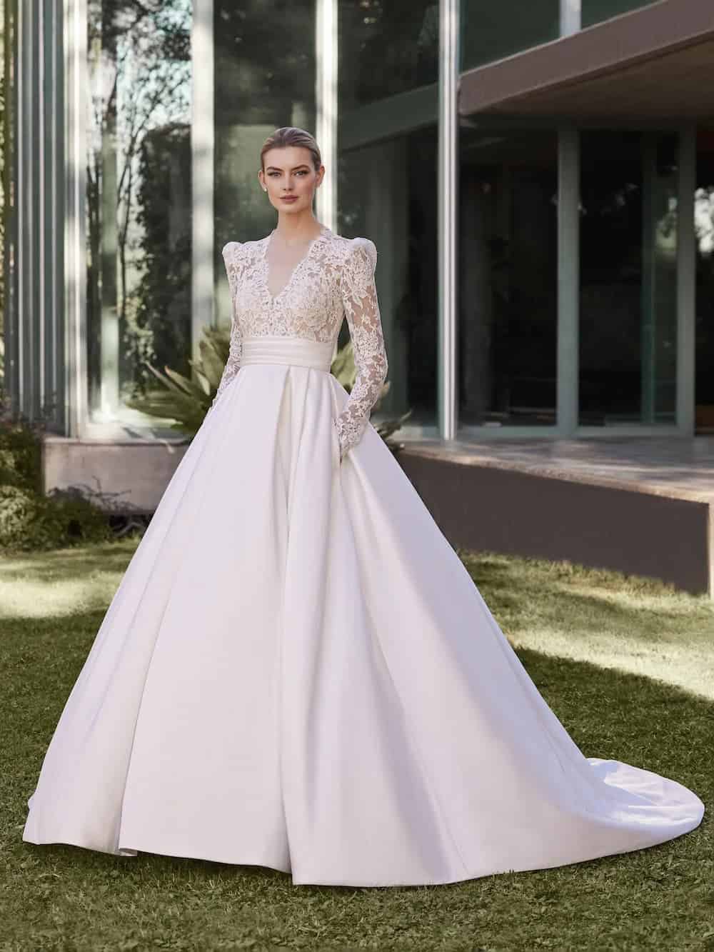 MASSY face Pronovias robe de mariée princesse satin mikado jupe à plis top dentelle décolleté V manches longues dentelle traîne boutique de robes de mariée Paris