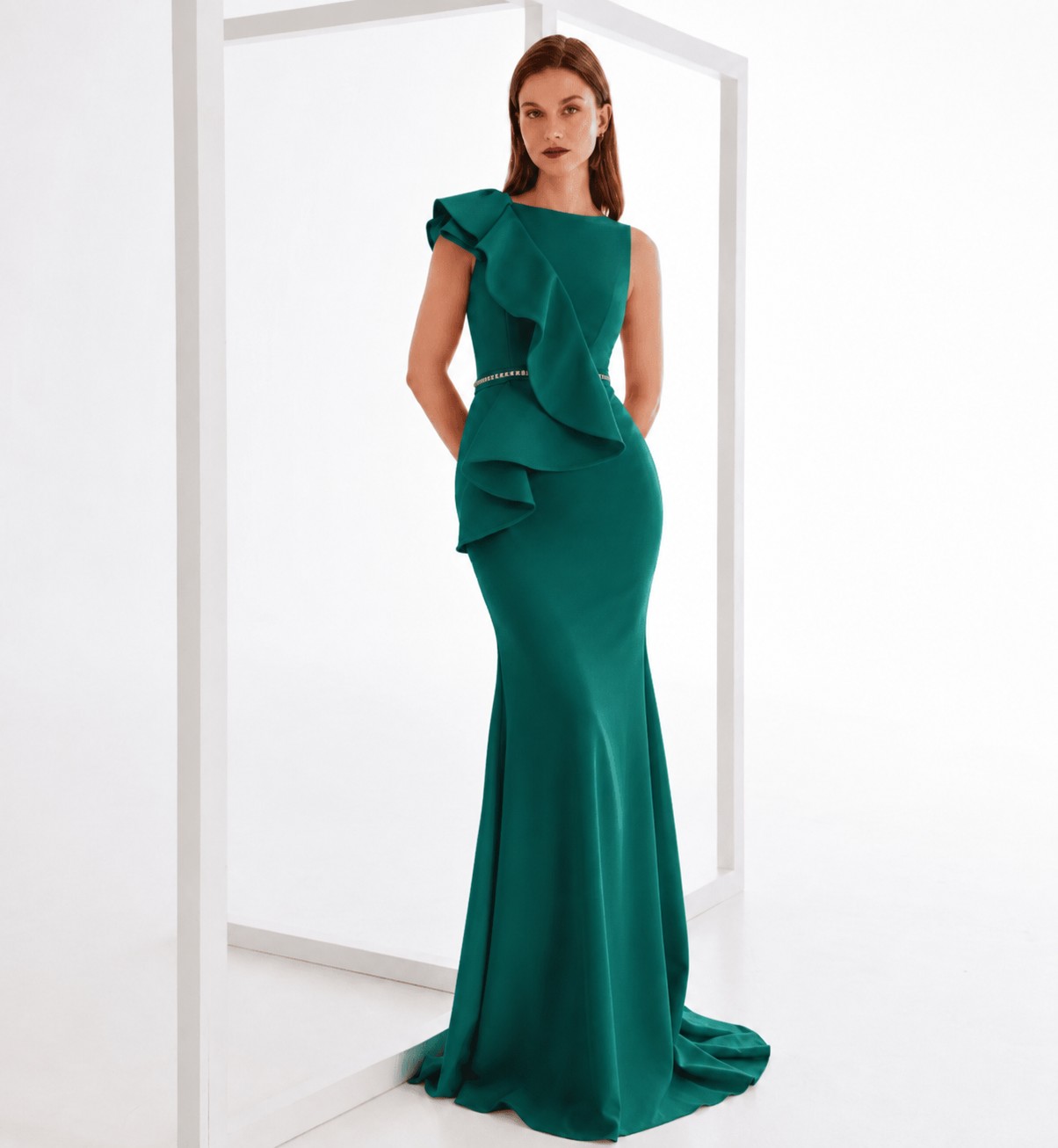 MG3744 face Manu Garcia robe de soirée longue crepe volant asymétrique robe maman des mariés magasin de robes de soirée Paris