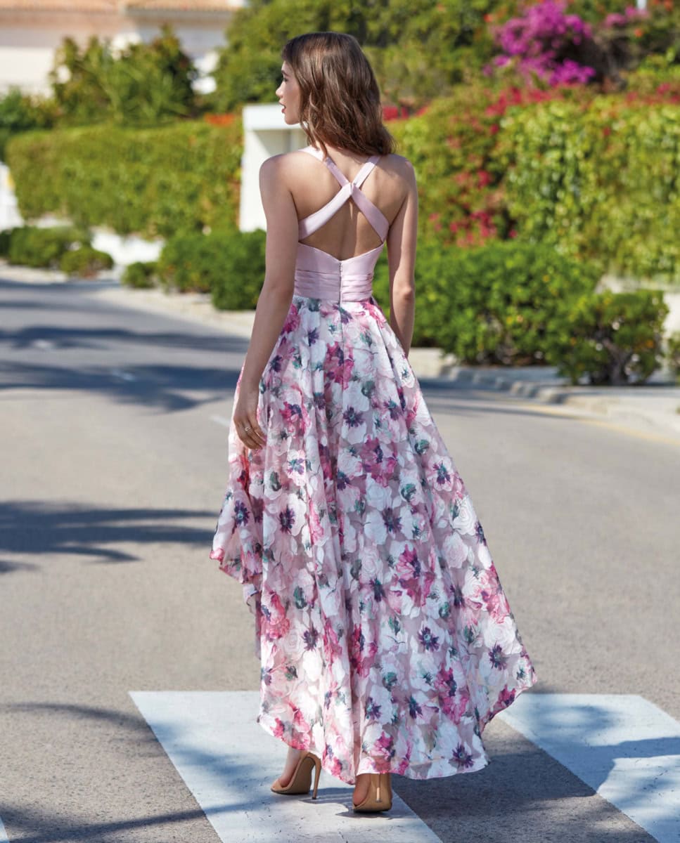 Robe longue fleurie élégante pour femmes, parfaite pour l'été ou les occasions spéciales, avec un design floral romantique et une coupe flatteuse.