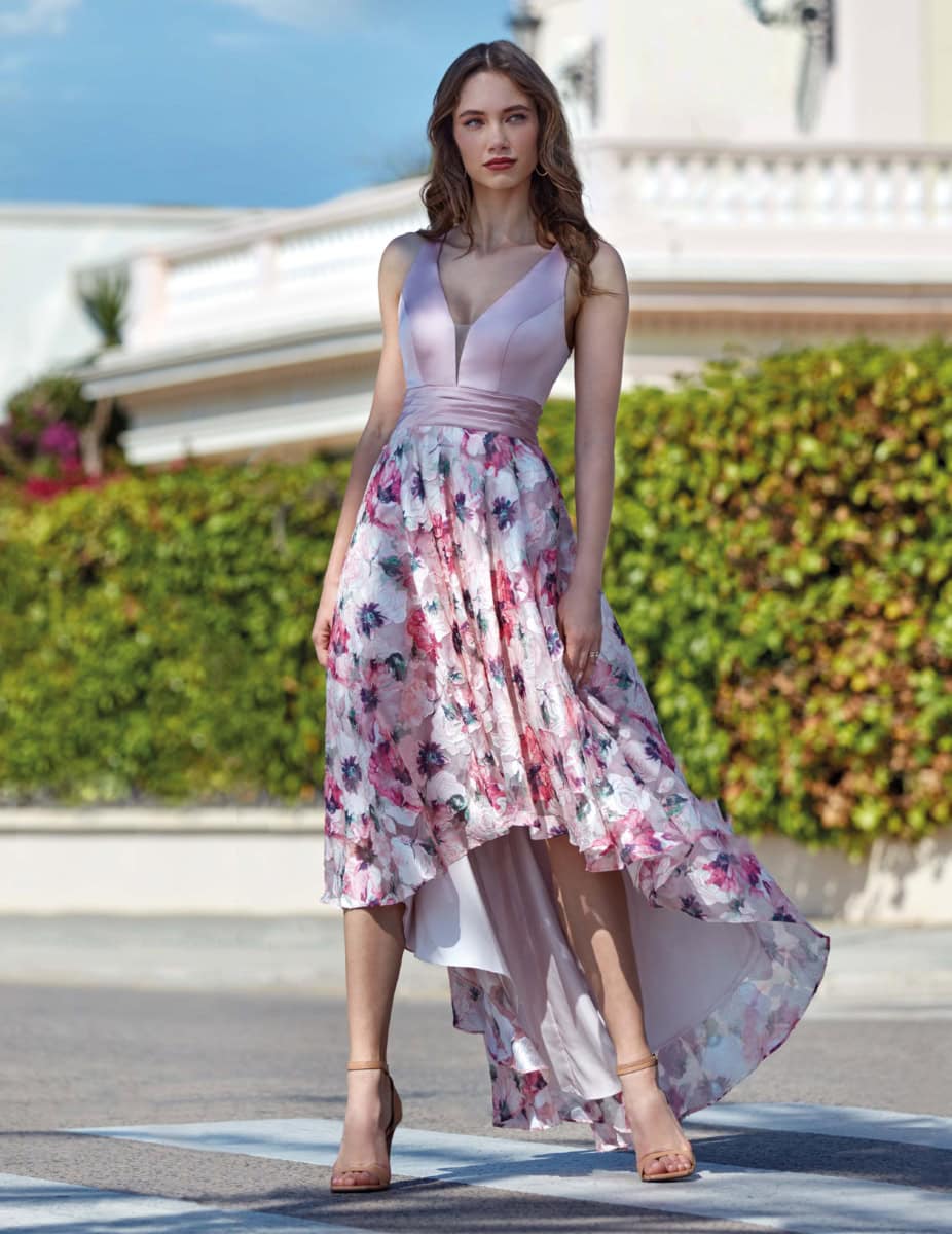 Robe longue florale élégante pour femmes, parfaite pour l'été ou les occasions spéciales, avec un design chic et féminin, mettant en valeur la silhouette.